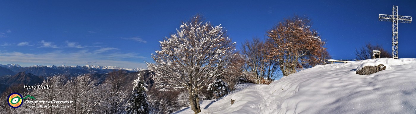 53 Panoramica alla croce di vetta del Suchello con vista ad ovest.jpg